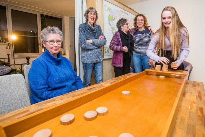 Studentes Elles Ottema (r) en Elise Bosman (met krullen) wonen in een oudercomplex, waar zij bijna gratis wonen in ruil voor vrijwilligerswerk.