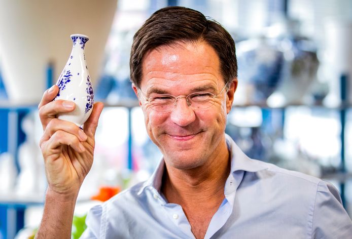 Terug naar 2019: premier Mark Rutte ontvangt een Delfts blauw vaasje tijdens de aftrap van de campagne van de VVD voor de Provinciale Staten- en waterschapsverkiezingen.