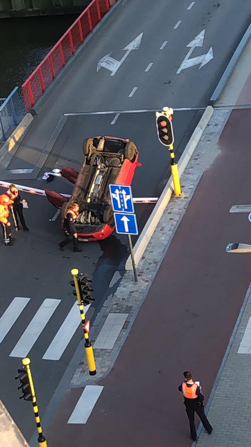 L’homme qui est tombé d’un pont levant en voiture avec femme et enfant témoigne: “Le feu était vert, un avocat va s’en occuper” ?appId=21791a8992982cd8da851550a453bd7f&quality=0