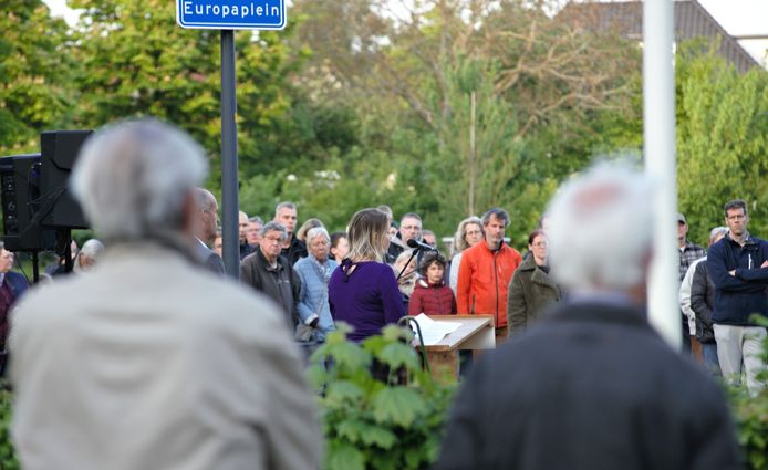 De Dodenherdenking op Europaplein in Renkum tijdens de toespraak van wethouder Marinka Mulder.
