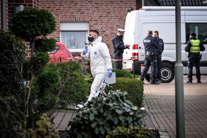 Uitgebreid onderzoek na het familiedrama in Isselburg waarbij een man zijn vrouw en een dochter om het leven bracht en daarna zelfmoord pleegde.