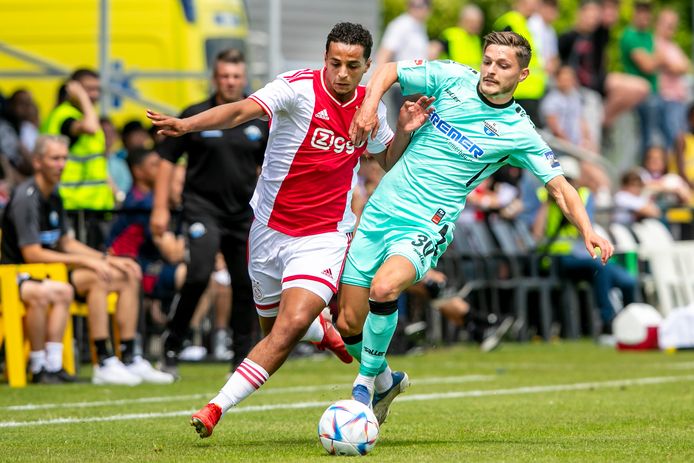 Mohamed Ihattaren snelt langs Florent Muslija van SC Paderborn.