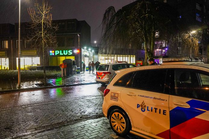 Een man heeft met een steekwapen een overval op de Plus aan de Woenselsestraat in Eindhoven gepleegd. De overvaller is met een onbekend geldbedrag gevlucht.