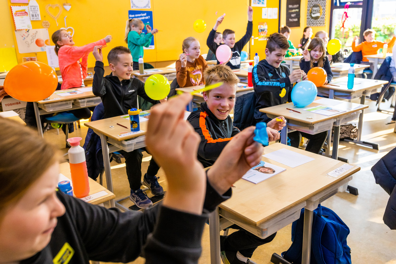 Met een flinke knal begint de eindtoets. Daarna is het zwoegen voor groep acht Foto bd.nl