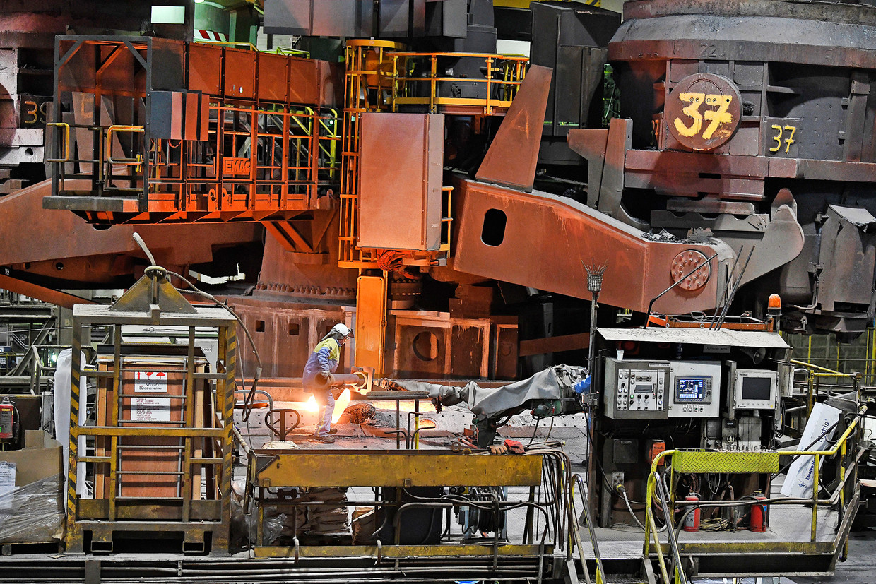 Een arbeider aan het werk bij Tata Steel in IJmuiden, een van de modernste hoogovens van de wereld. 
 Beeld Guus Dubbelman / de Volkskrant