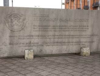 Informatiezuilen aan monument voor Rijdende Artillerie