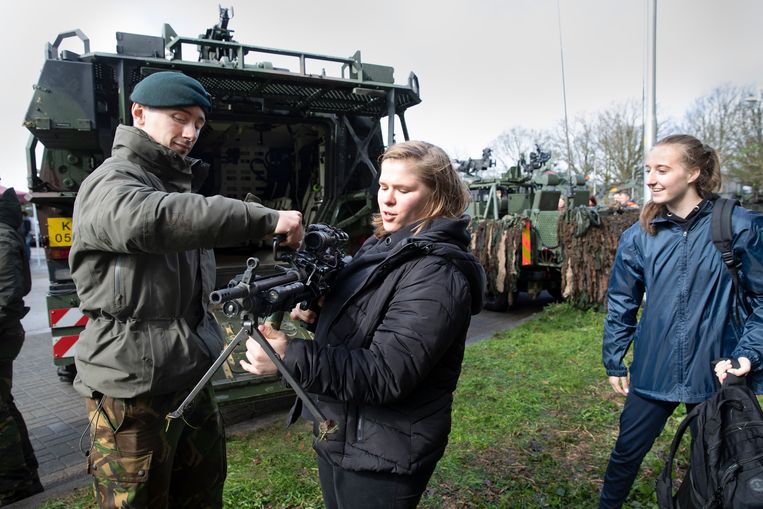 Zo'n machinegeweer is toch wat zwaarder dan gedacht.  Beeld Ton Toemen