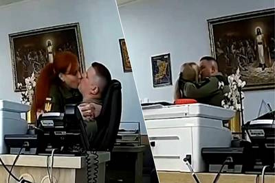 KIJK. Verborgen camera filmt hoe Oekraïense legerchef verschillende vrouwelijke militairen kust in zijn kantoor, leger start onderzoek