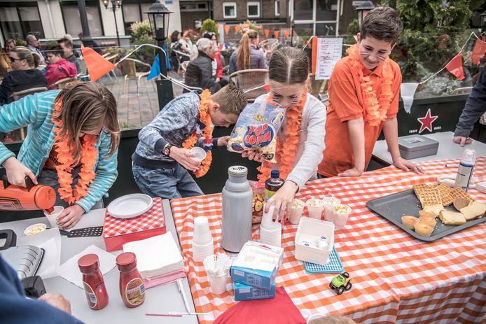 Koningsdag 2018 in Mook. Lekker druk met de verkoop van wafels en popcorn.