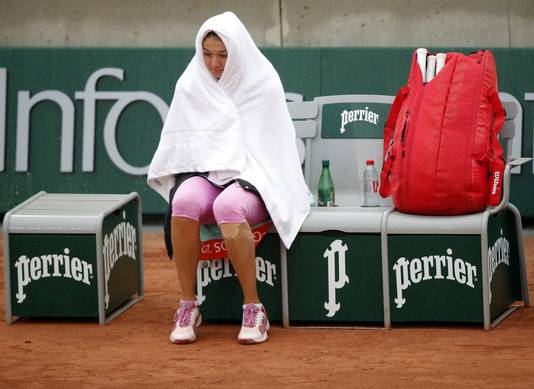 Margarita Gasparyan rilt van de kou tijdens haar partij tegen Elise Mertens.
