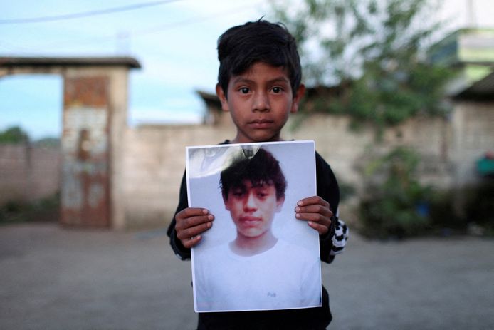 Een jongetje uit Guatemala met een foto van de 13-jarige Pascual Melvin Guachiac, die stierf in de truck in San Antonio.