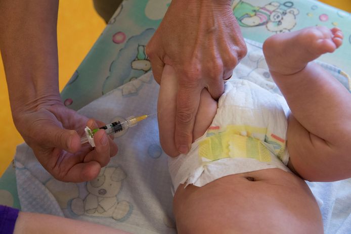 Een baby wordt onder meer ingeënt tegen de mazelen