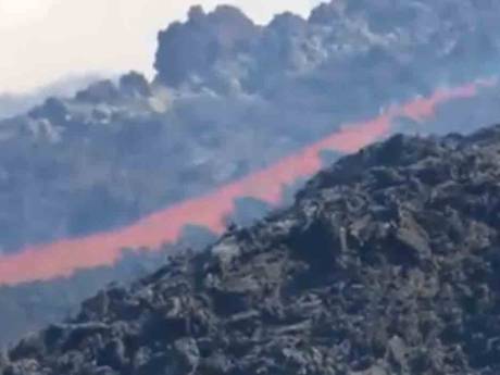 Une rivière de lave envahit la route de La Palma