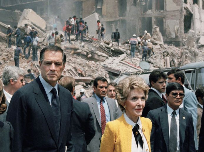 John Gavin als ambassadeur en first lady Nancy Reagan in Mexico na een enorm zware aardbeving in 1985