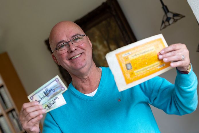 Marcel Bossewinkel met zijn bijzondere bankbiljetten. Zijn verzamelwoede begon toen hij een jaar of 6 was.