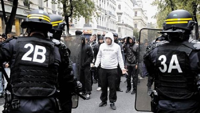Actievoerders in Lyon stonden gisteren tegenover de oproerpolitie. Ze blijven zich verzetten tegen verhoging van de pensioenleeftijd van 60 naar 62 jaar. (FOTO AP) Beeld 