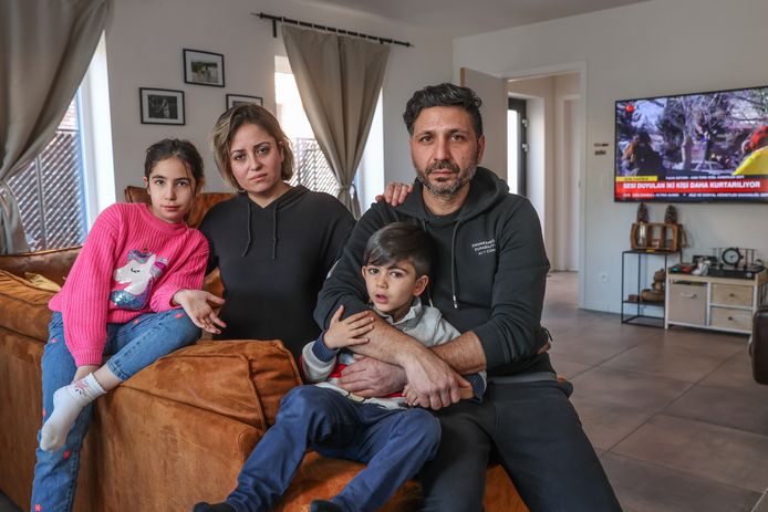 Mustafa Yaman (45) met zijn vrouw Kabal Neslihan (33) en de kindjes Buglem (8 jaar) en Arden (3,5 jaar).