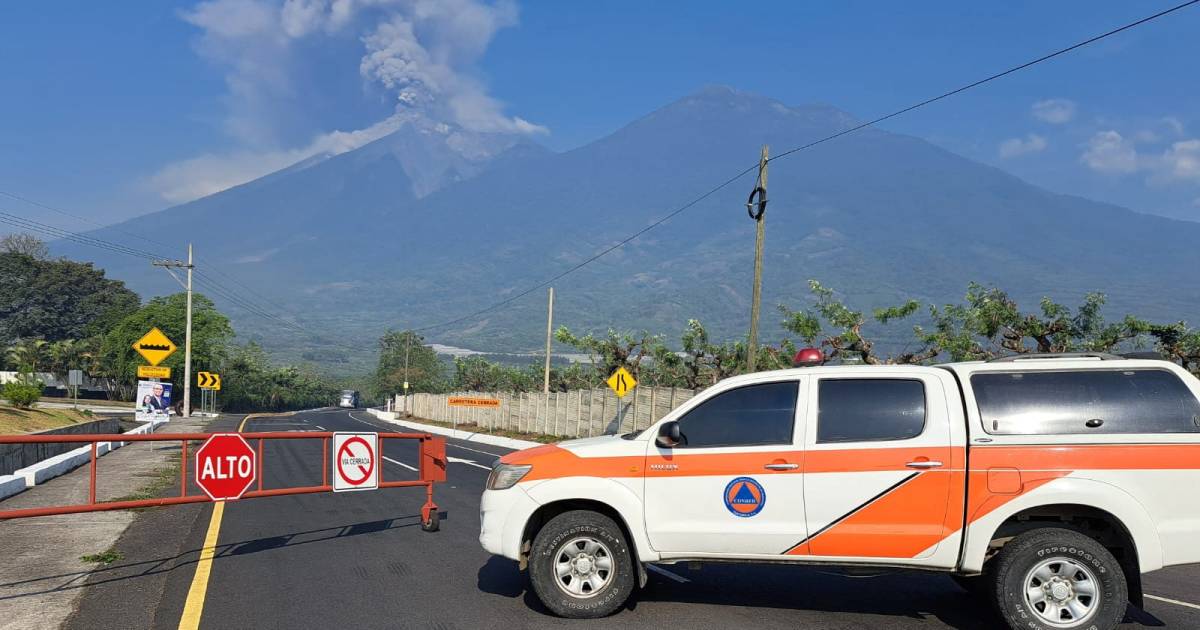 More than a thousand people evacuated due to an ash cloud six kilometers high after a volcano erupted in Guatemala |  outside
