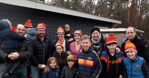 Nieuwjaarsduik Milheeze is hart onder de riem voor zieke vriendin - Eindhovens Dagblad