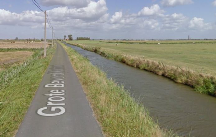 De Grote Beverdijkstraat in Oudekapelle, bij Diksmuide.