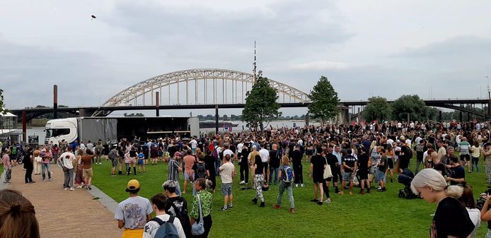 Demonstranten vertrekken vanaf de Waalkade.