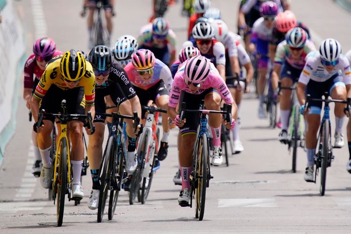 Marianne Vos (l) sprint naar de zege in de Giro Donne.