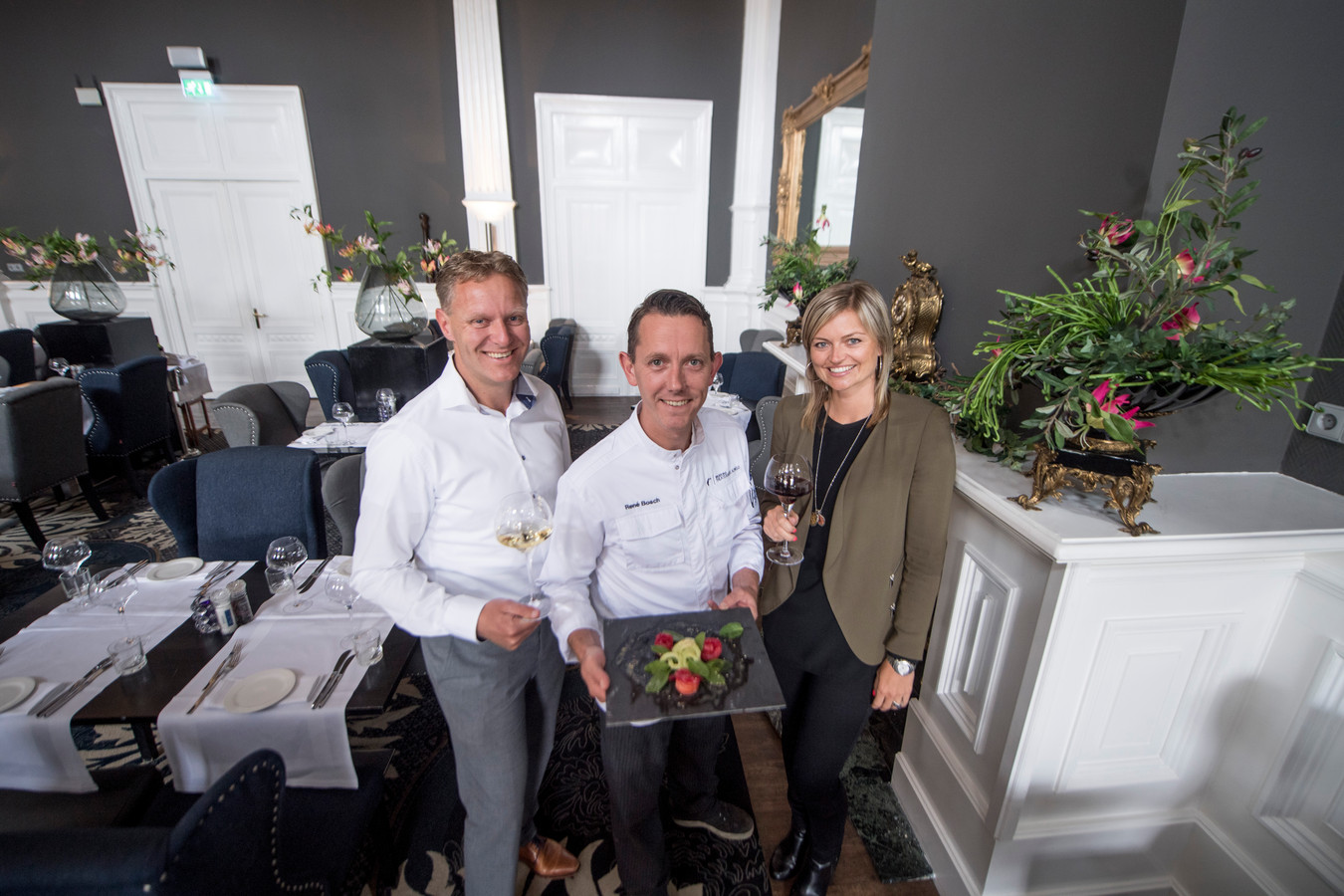 Stephan Regeling, Rene Bosch en Anniek Hatzmann heten u van harte welkom bij De Sociëteit in Almelo.