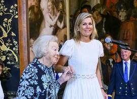 Koningin Máxima en prinses Beatrix ontvangen gasten op Paleis Huis ten Bosch