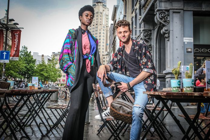 Anne-Jozie: “Mijn outfit is heel chill. Het snelste wat ik uit mijn kast kon halen. Mijn broek heb ik bij Bershka gekocht, de hemd en vest komen uit de tweedehandswinkel Think Twice.”