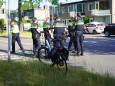 Fietsster en auto botsen in Tilburg: vrouw met ernstige verwondingen naar ziekenhuis