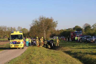 Auto belandt in greppel op A30 bij Lunteren, meerdere gewonden