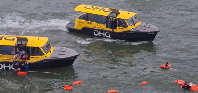 De opvarenden van de watertaxi werden uit het water gehaald.