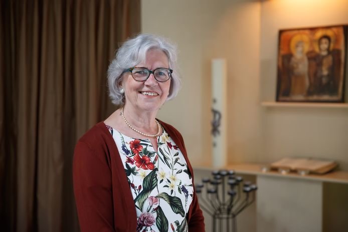 Mies Slagboom in protestantse kerk De Baai in Etten-leur in de stiltehoek waaraan haar man (die twee jaar geleden ook onderscheiden werd) ook meewerkte.