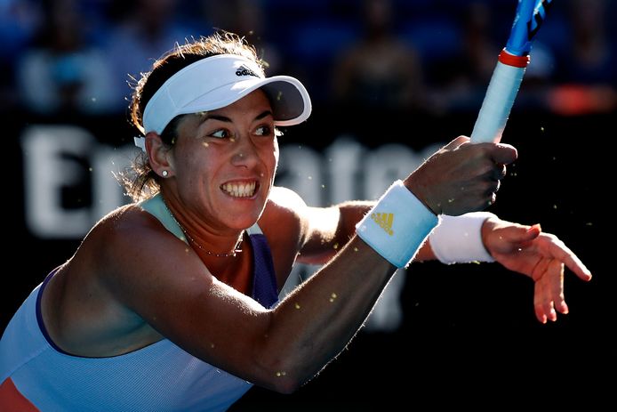 Garbiñe Muguruza in actie tegen Simone Halep.