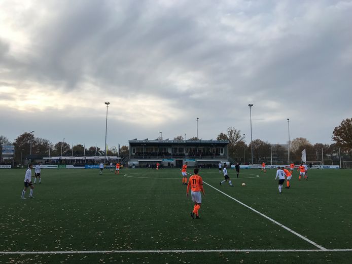 Spelbeeld uit de wedstrijd tussen Berkum en RKAV Volendam.