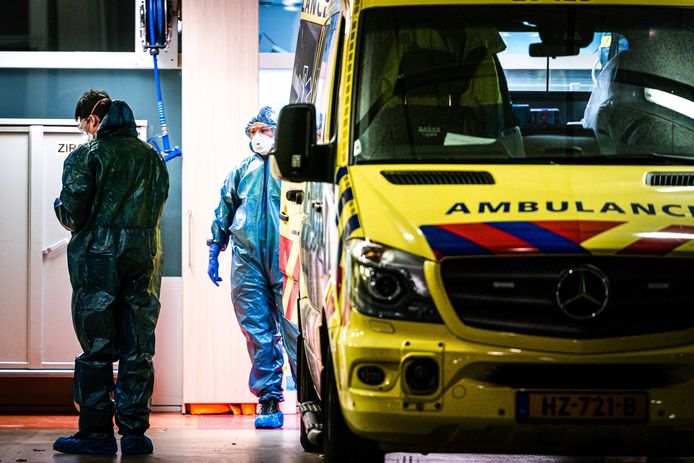 Ziekenhuismedewerkers maken een coronapatiënt gereed voor herplaatsing vanuit het TweeSteden ziekenhuis in Tilburg.