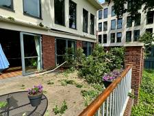 Grote tak valt op terras van zorgcentrum, bewoonster naar het ziekenhuis; schrik zit er goed in