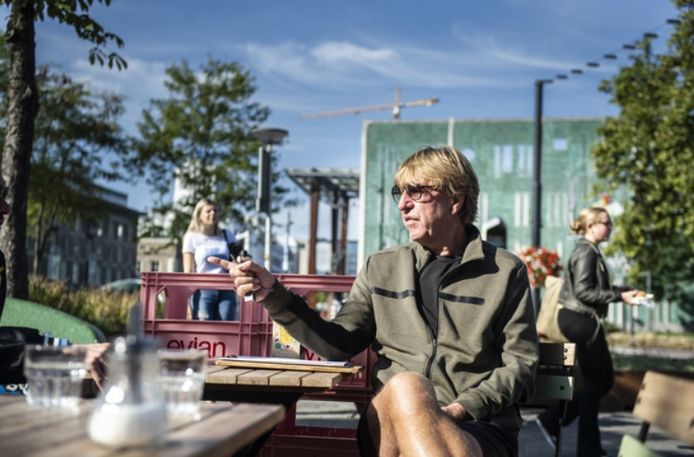 Met Aad de Mos op het terras in Eindhoven. "Ik heb een heel relaxed leven.''