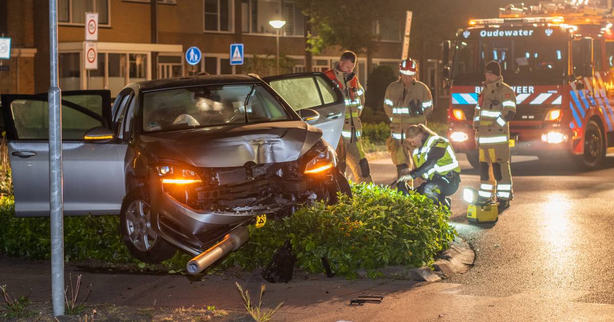 Bestuurder Laat Auto Achter Na Eenzijdige Crash Op Rotonde In Oudewater Woerden Ad Nl