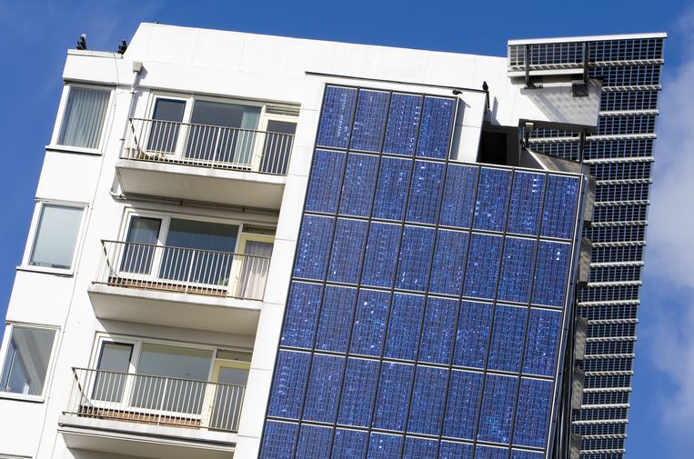 Een flat met zonnepanelen in Delft. Beeld anp