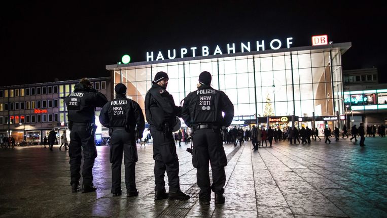 Politie bij het hoofdstation in Keulen waar de aanrandingen en berovingen op Oudejaarsavond plaatsvonden Beeld epa