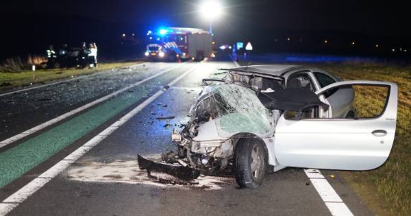 N322 bij Afferden dicht na ernstig ongeluk met twee auto's