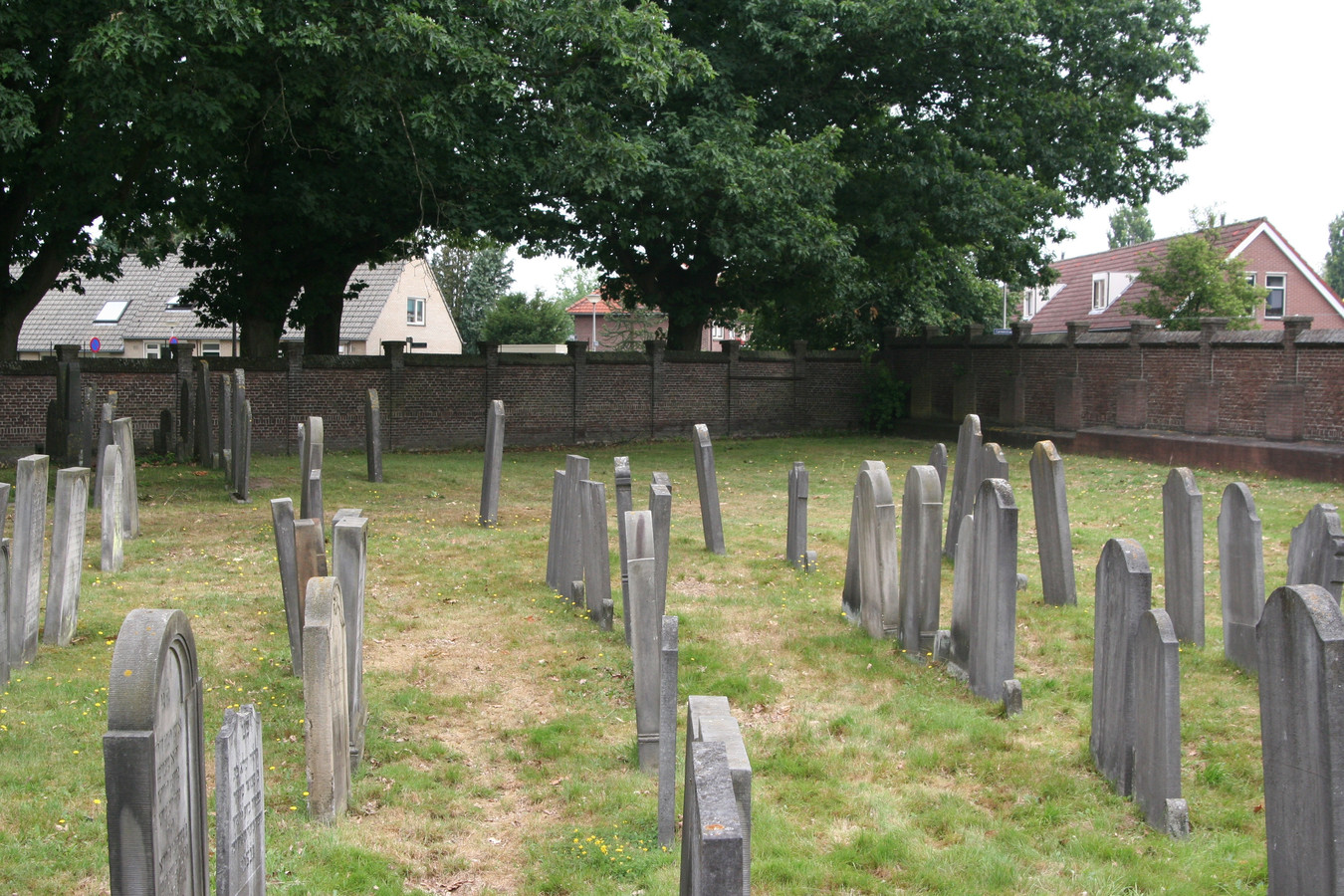 Muur om Joodse begraafplaats Oldenzaal wordt opgeknapt Foto tubantia.nl