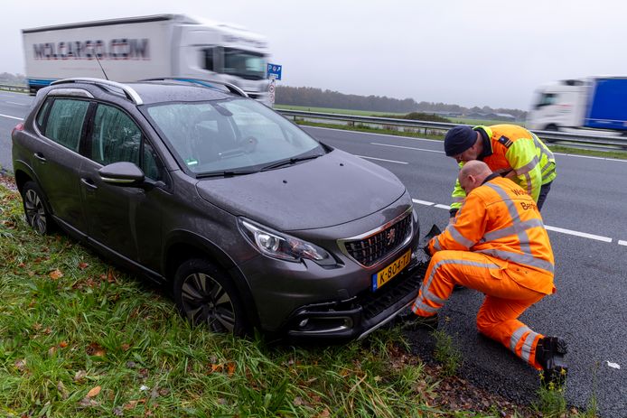 Vrachtwagenband vliegt onder de auto van Wim en Wilma, Arjan schiet te
