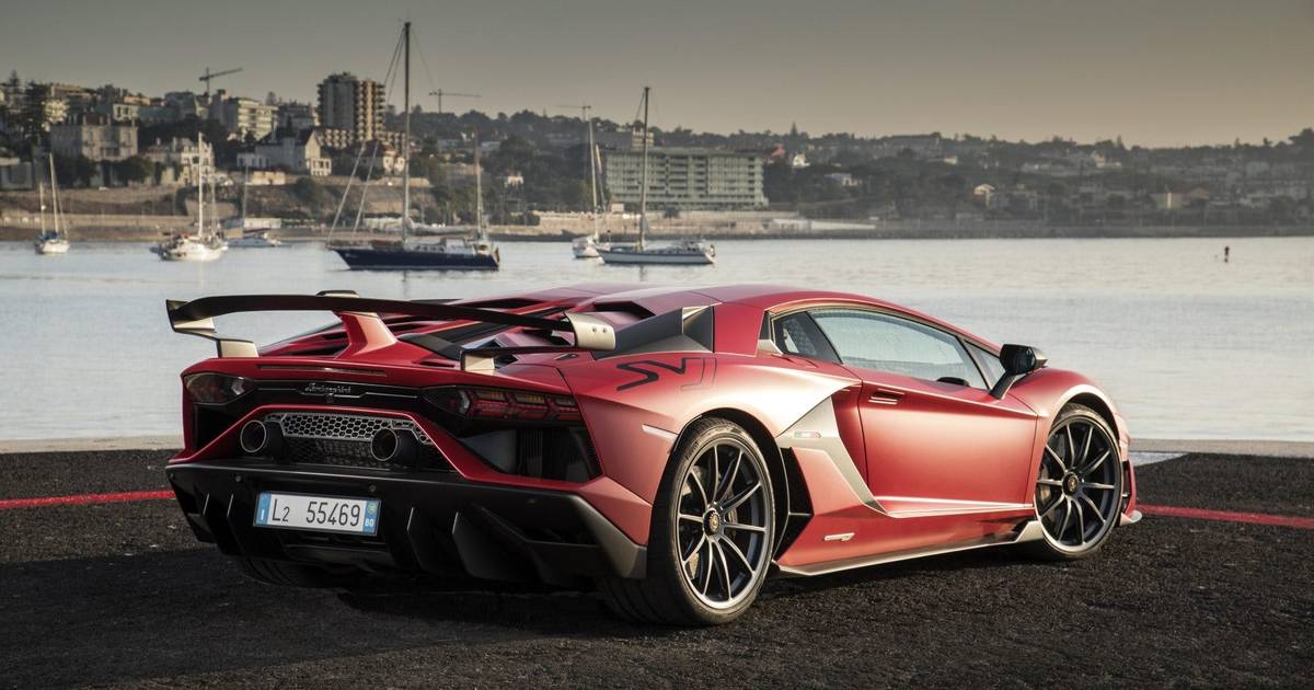 LAMBORGHINI AVENTADOR ROADSTER HIRE - Limoandsupercarhire