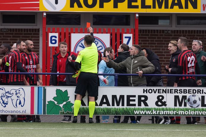 Scheidsrechter Mitchell van Laar geeft vlak na de wedstrijd drie rode kaarten aan de spelers van de club uit Didam.