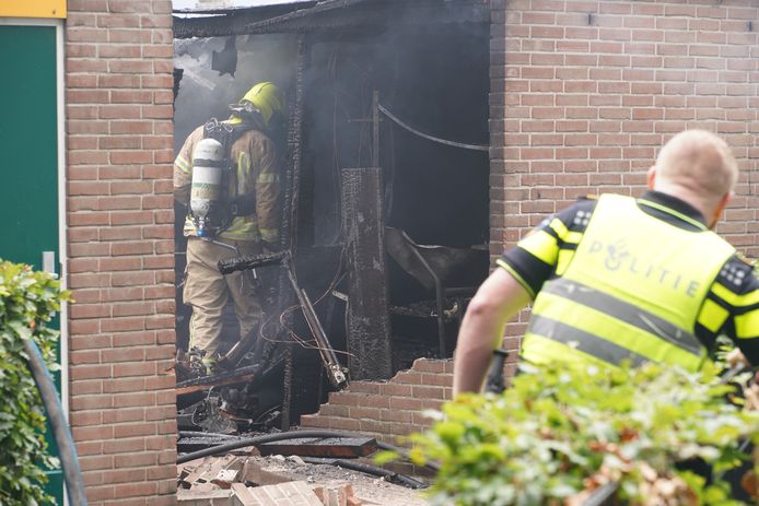 De brand ontstond in een van de schuurtjes, waarna een explosie volgde.