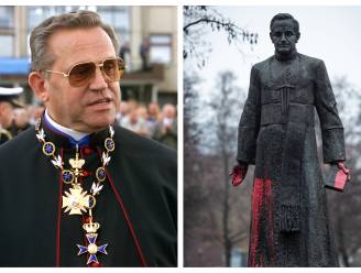 Neergehaald standbeeld van Poolse priester, verdacht van kindermisbruik, staat opnieuw recht
