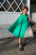 Hamer Körmeling in een door haar ontworpen jurk.