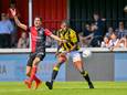 Joel Amakodo (rechts) tegen De Treffers in actie voor OFC. De club uit Oostzaan trekt zich volgend seizoen terug waardoor er een extra plek vrijkomt in de derde en vierde divisie zondag.
